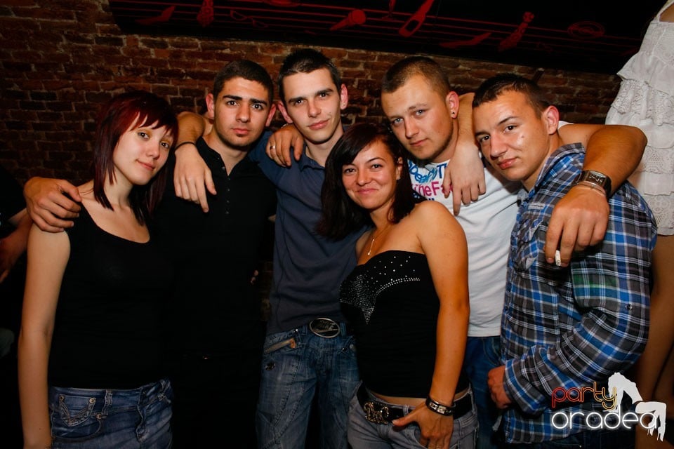 Vineri noaptea în Escape Club, 