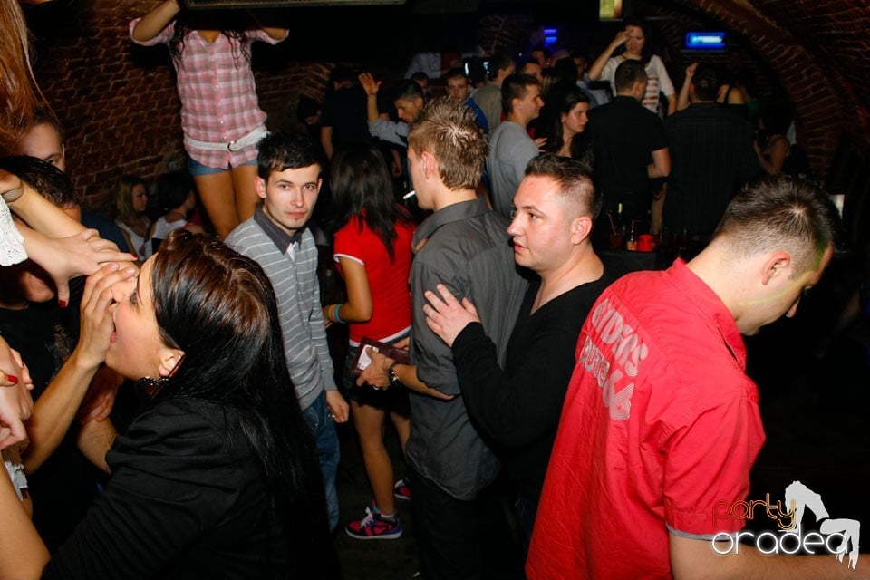 Vineri noaptea în Escape Club, 