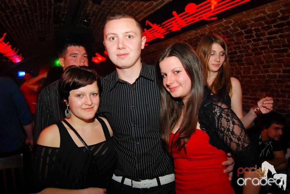 Vineri noaptea în Escape Club, 