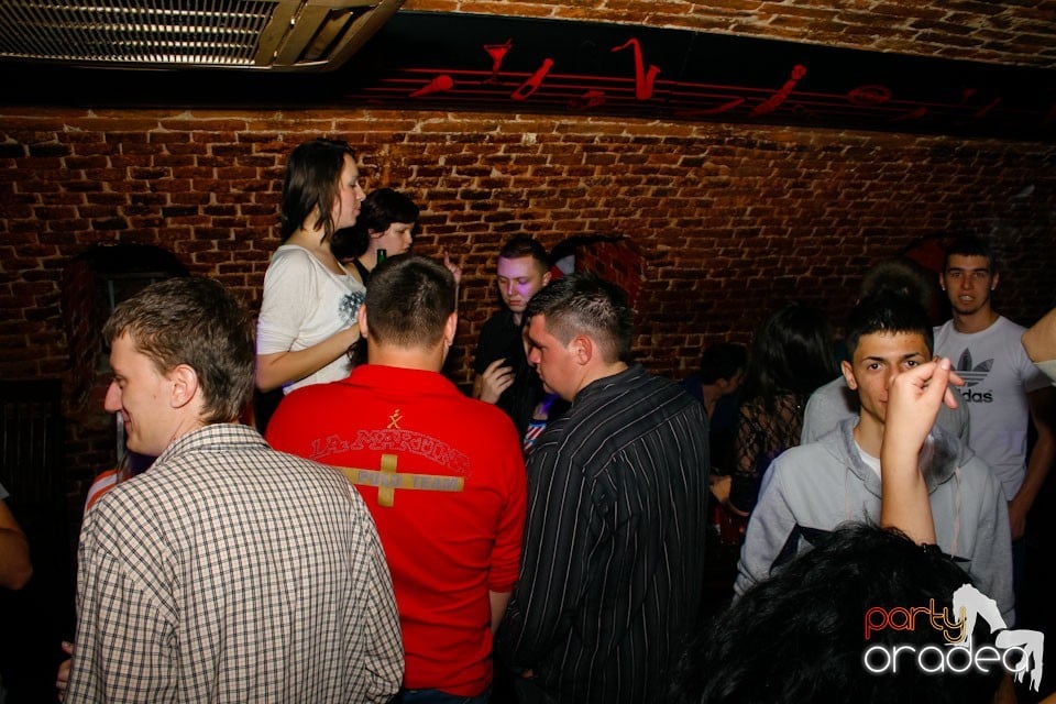 Vineri noaptea în Escape Club, 