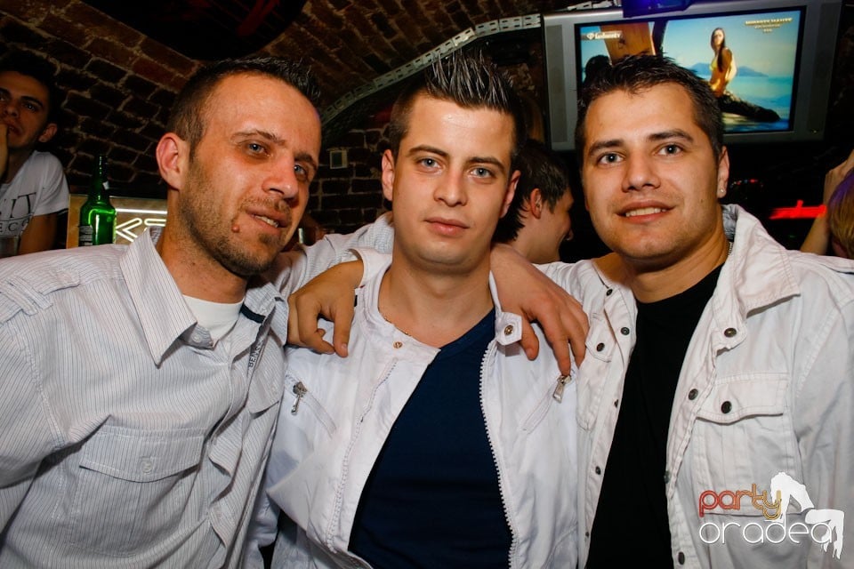 Vineri noaptea în Escape Club, 