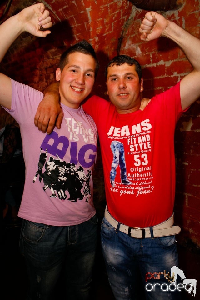 Vineri noaptea în Escape Club, 