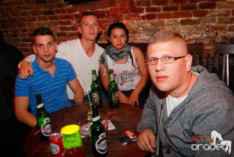 Vineri noaptea în Escape Club, 