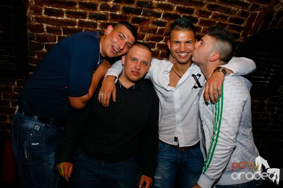 Vineri noaptea în Escape Club, 