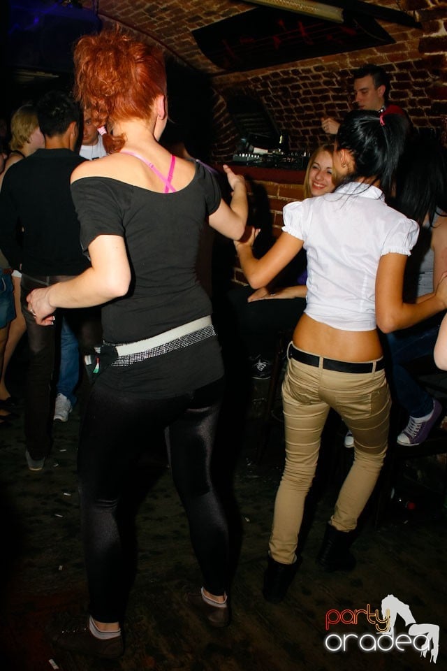 Vineri noaptea în Escape Club, 