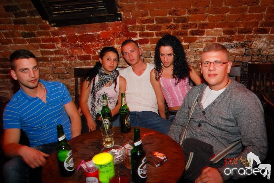 Vineri noaptea în Escape Club, 