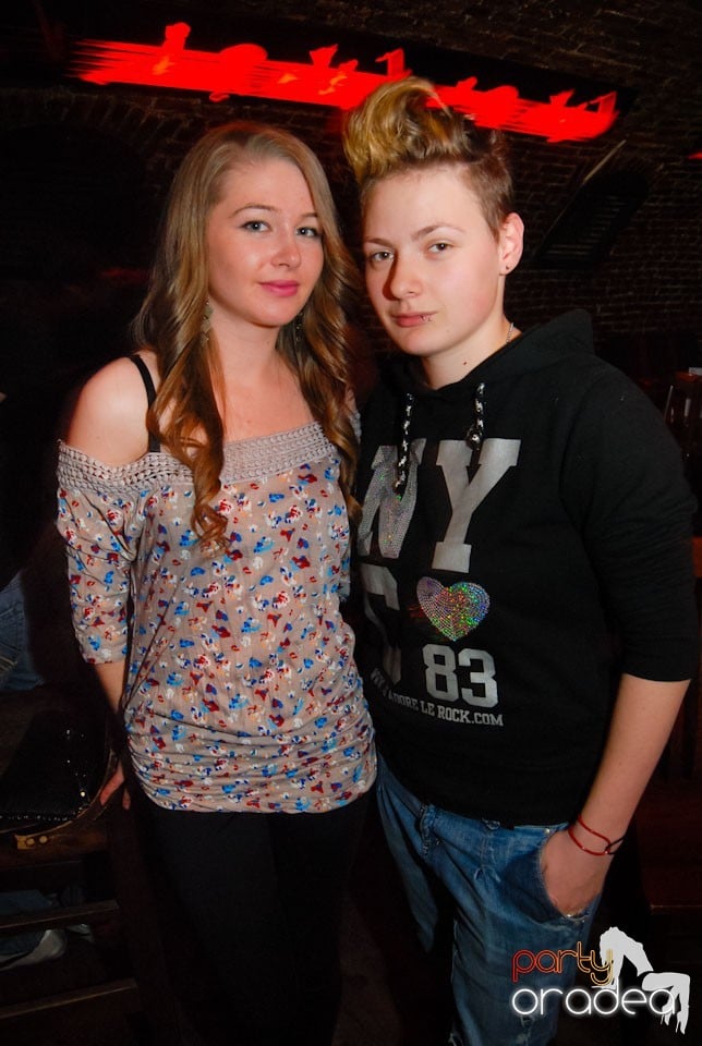 Vineri noaptea în Escape Club, 