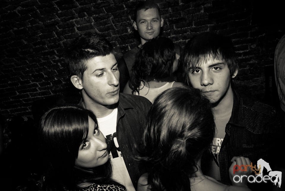 Vineri noaptea în Escape Club, 