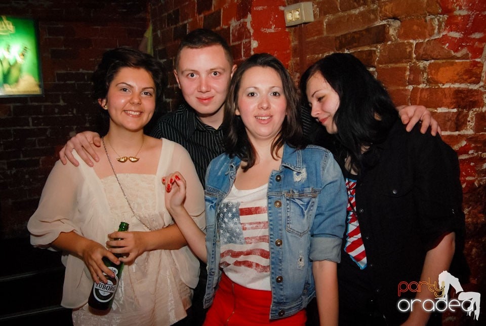 Vineri noaptea în Escape Club, 