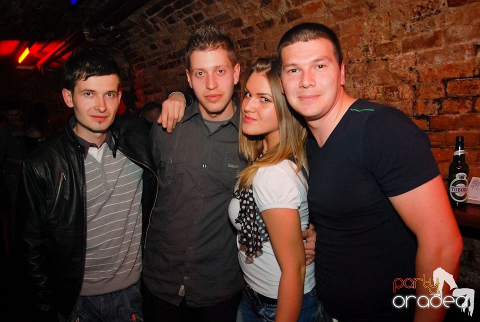 Vineri noaptea în Escape Club, 