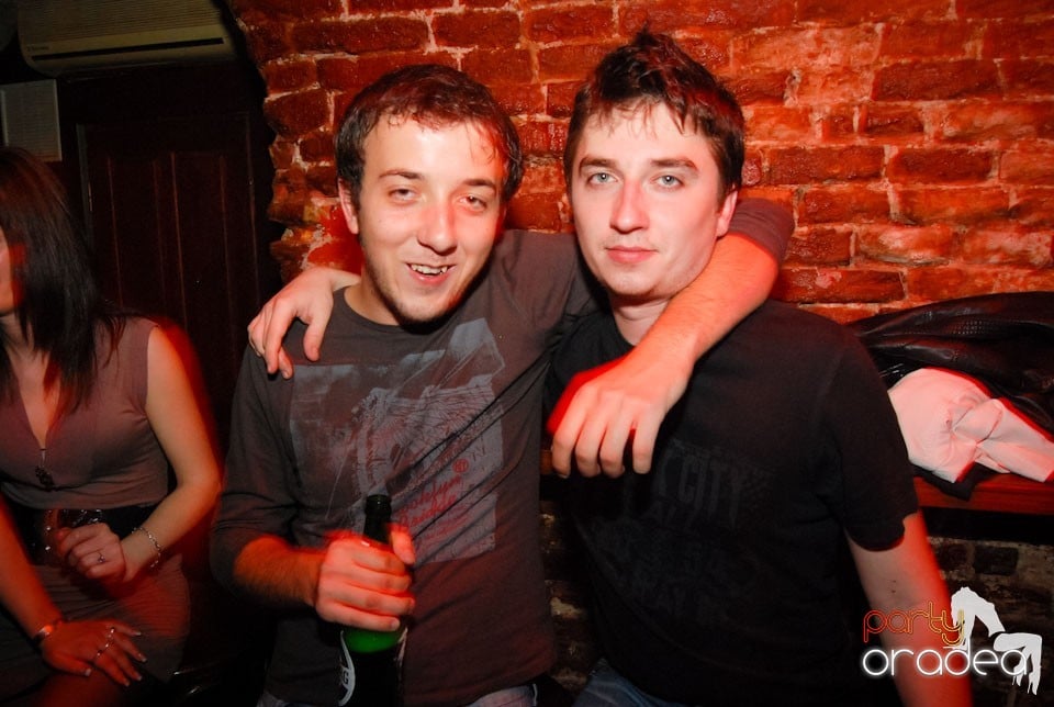 Vineri noaptea în Escape Club, 