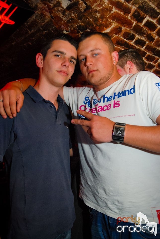 Vineri noaptea în Escape Club, 