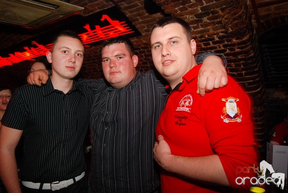 Vineri noaptea în Escape Club, 