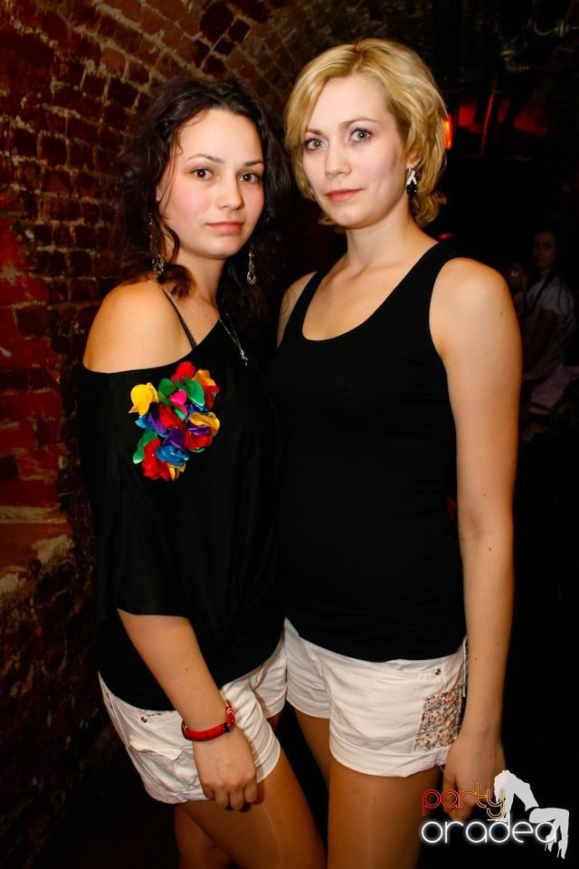 Vineri noaptea în Escape Club, 