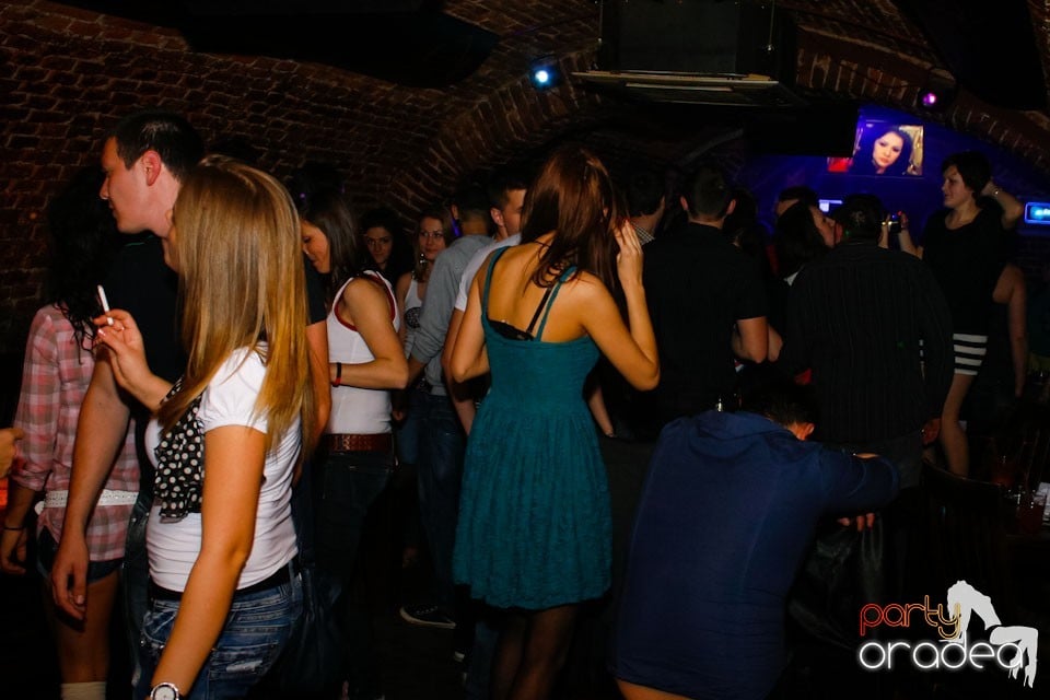 Vineri noaptea în Escape Club, 