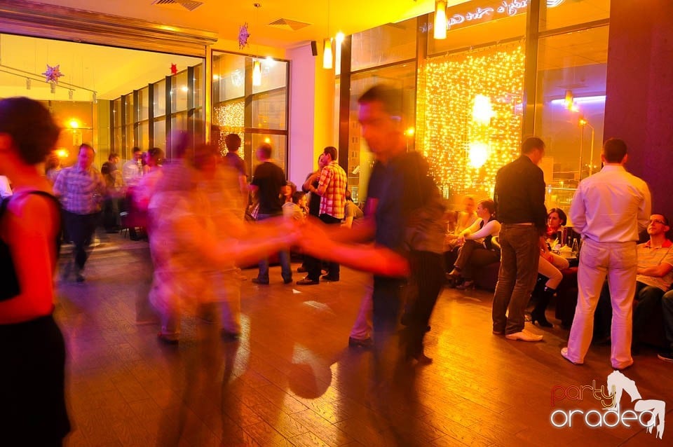 Vineri seara dansăm în Blondy's Art Café, 