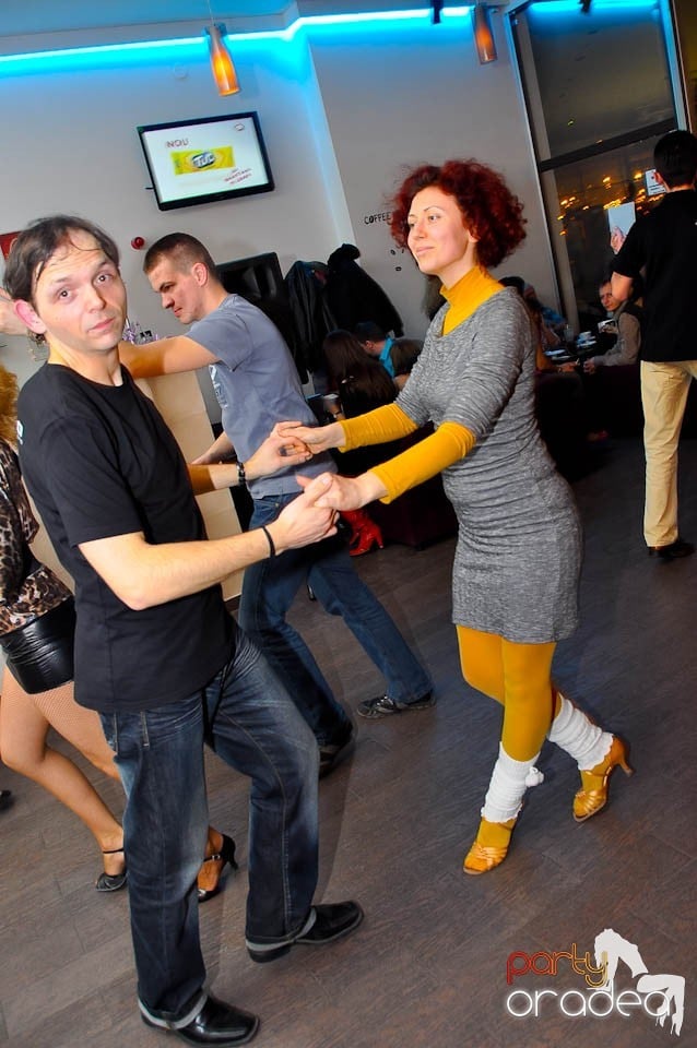 Vineri seara dansăm în Blondy's Art Café, 