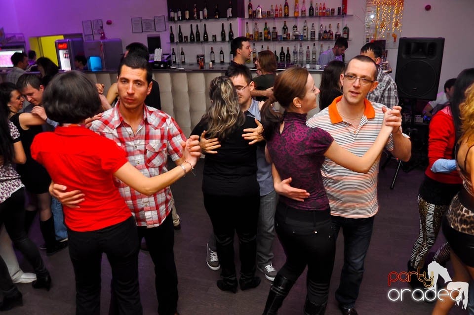 Vineri seara dansăm în Blondy's Art Café, 