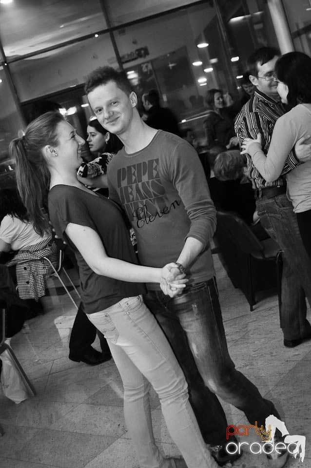 Vineri seara dansăm în Blondy's Art Café, 