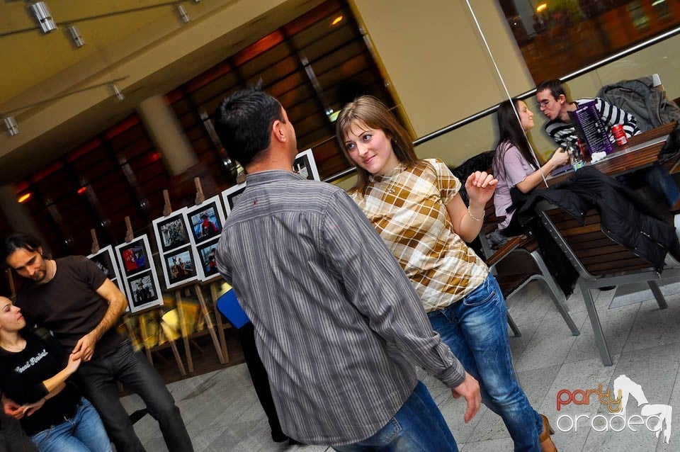 Vineri seara dansăm în Blondy's Art Café, 