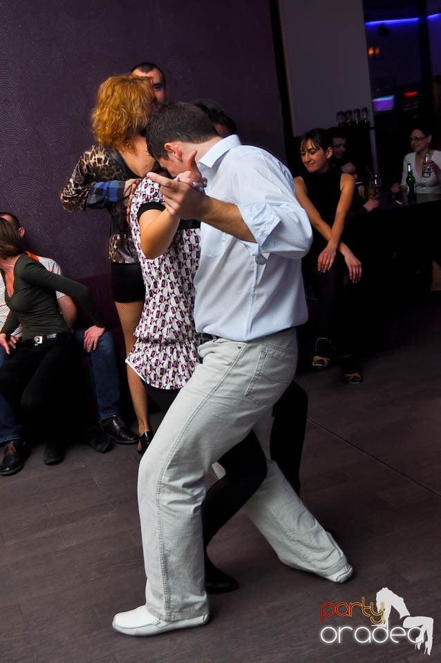 Vineri seara dansăm în Blondy's Art Café, 