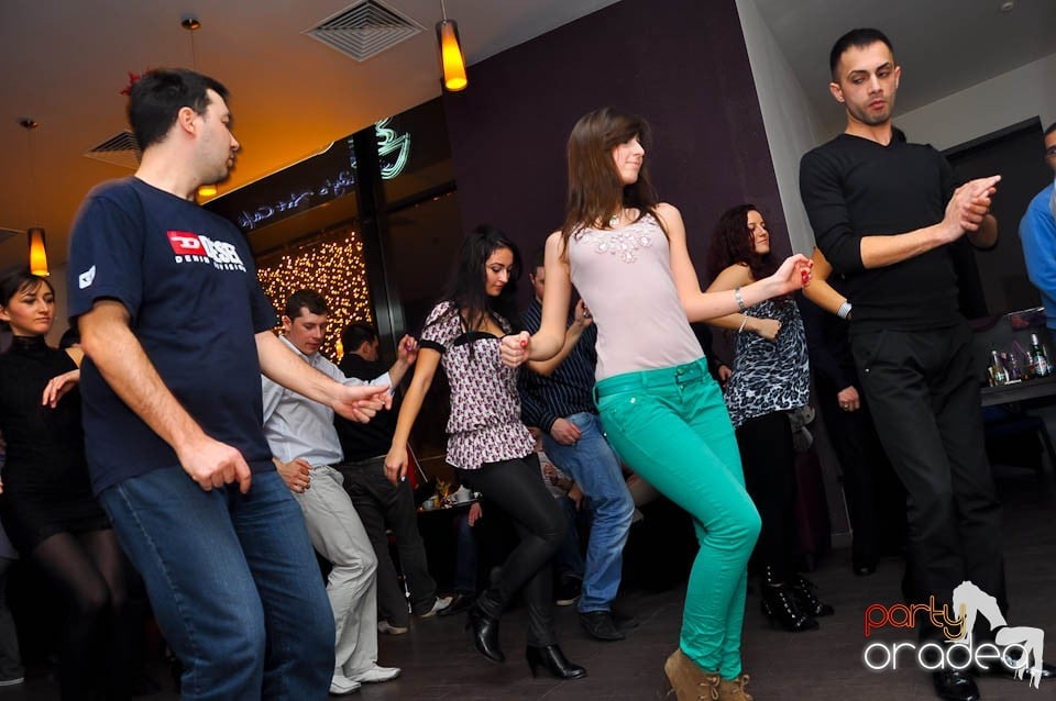 Vineri seara dansăm în Blondy's Art Café, 