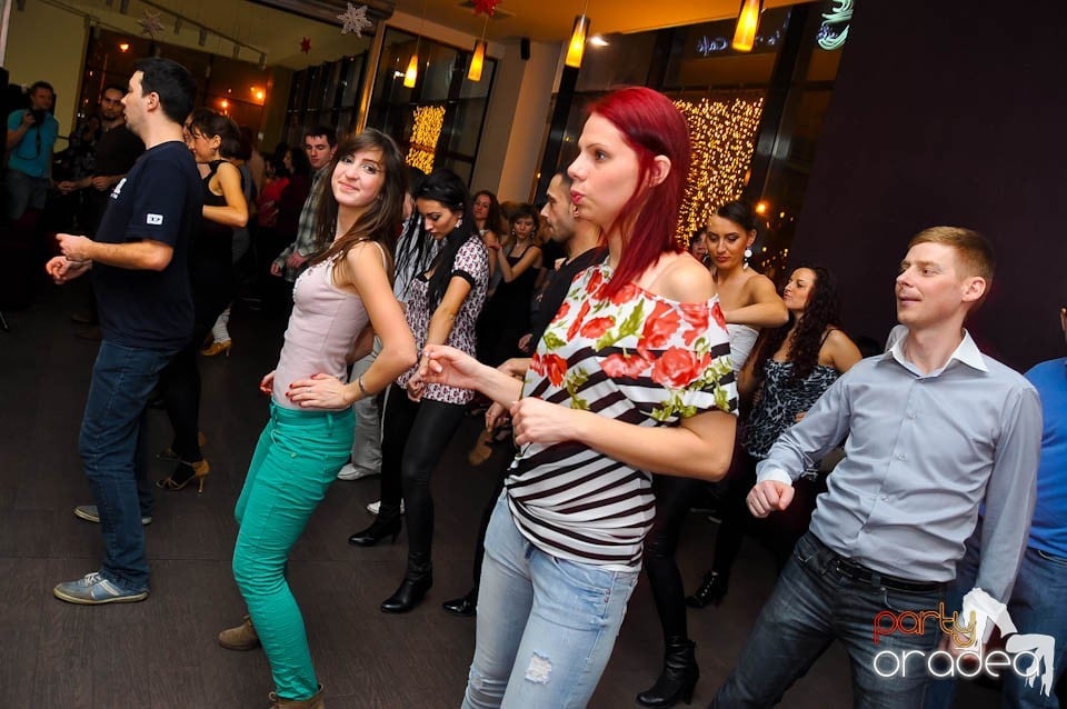 Vineri seara dansăm în Blondy's Art Café, 