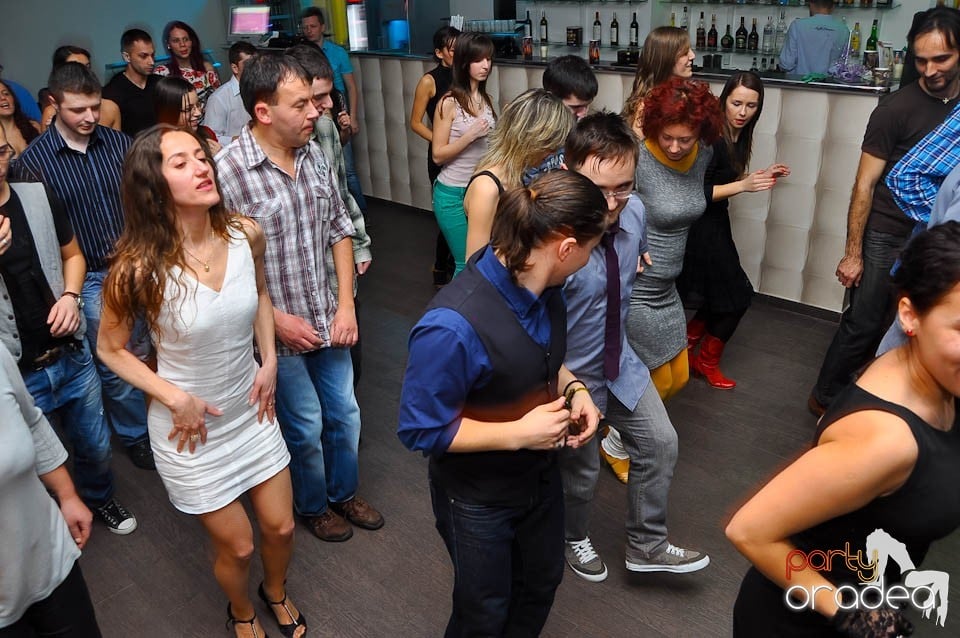 Vineri seara dansăm în Blondy's Art Café, 