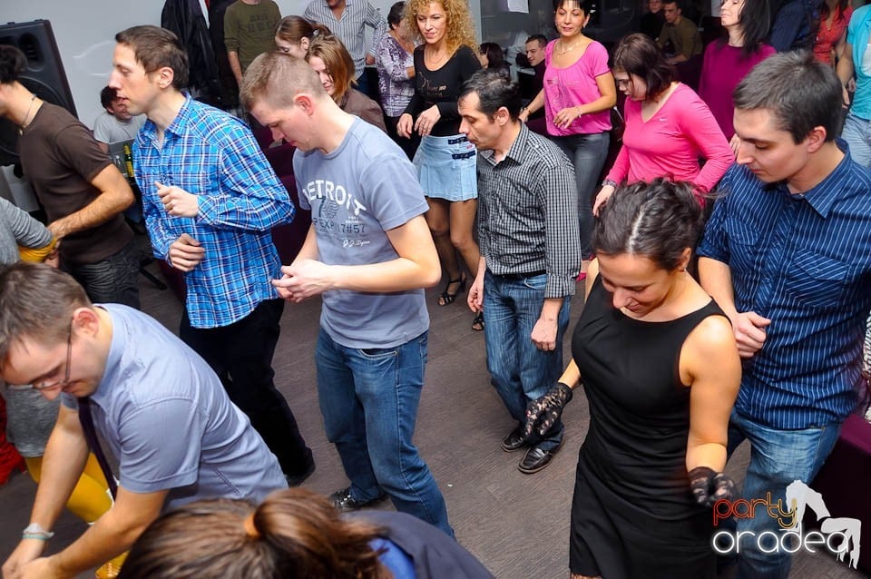 Vineri seara dansăm în Blondy's Art Café, 