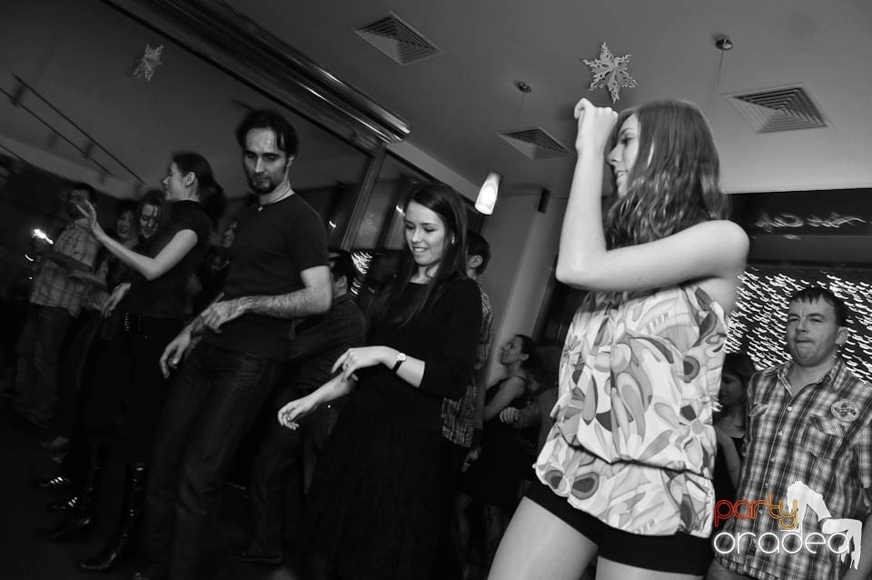 Vineri seara dansăm în Blondy's Art Café, 