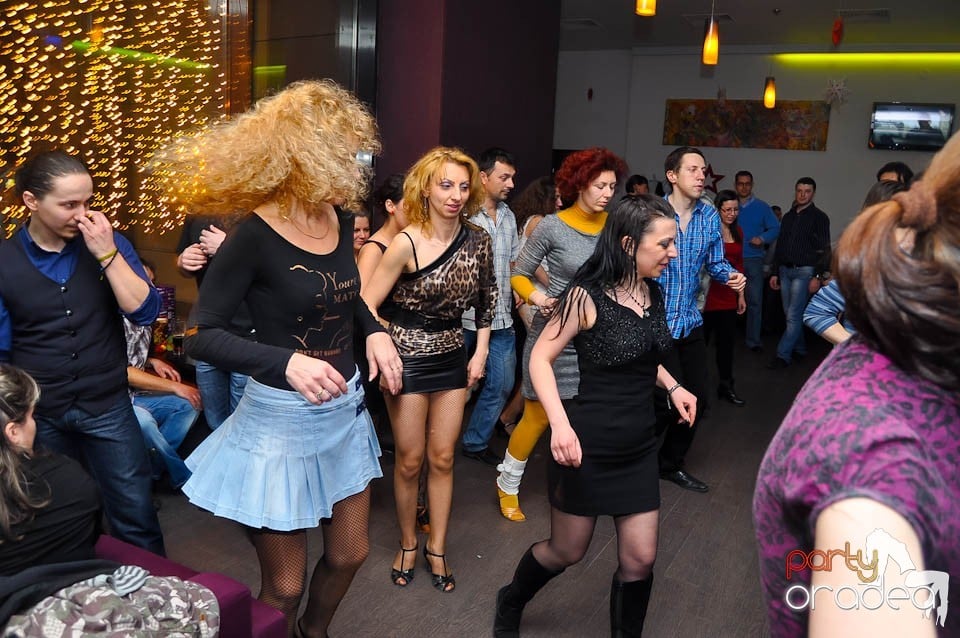 Vineri seara dansăm în Blondy's Art Café, 