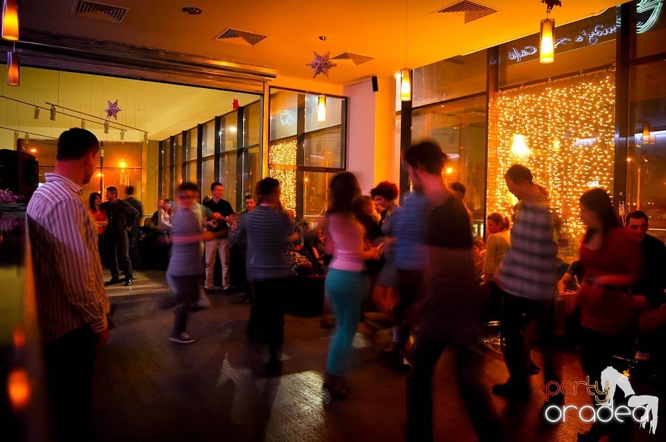 Vineri seara dansăm în Blondy's Art Café, 