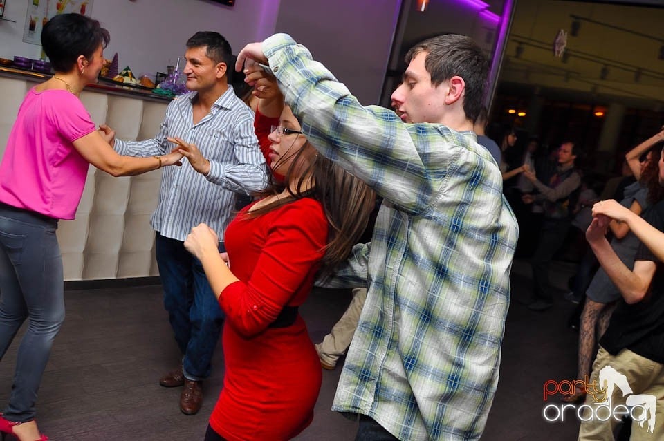 Vineri seara dansăm în Blondy's Art Café, 