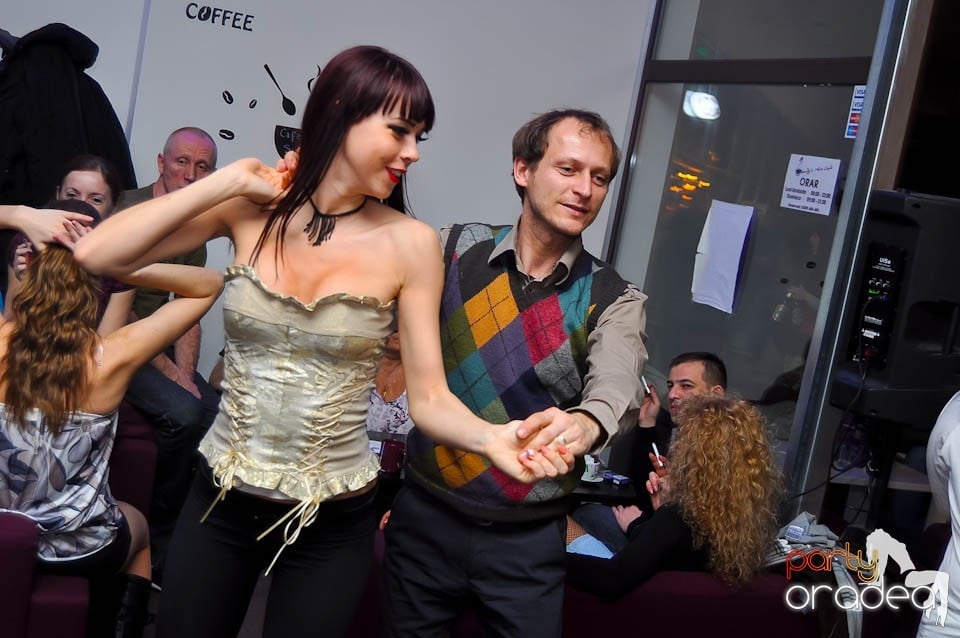 Vineri seara dansăm în Blondy's Art Café, 