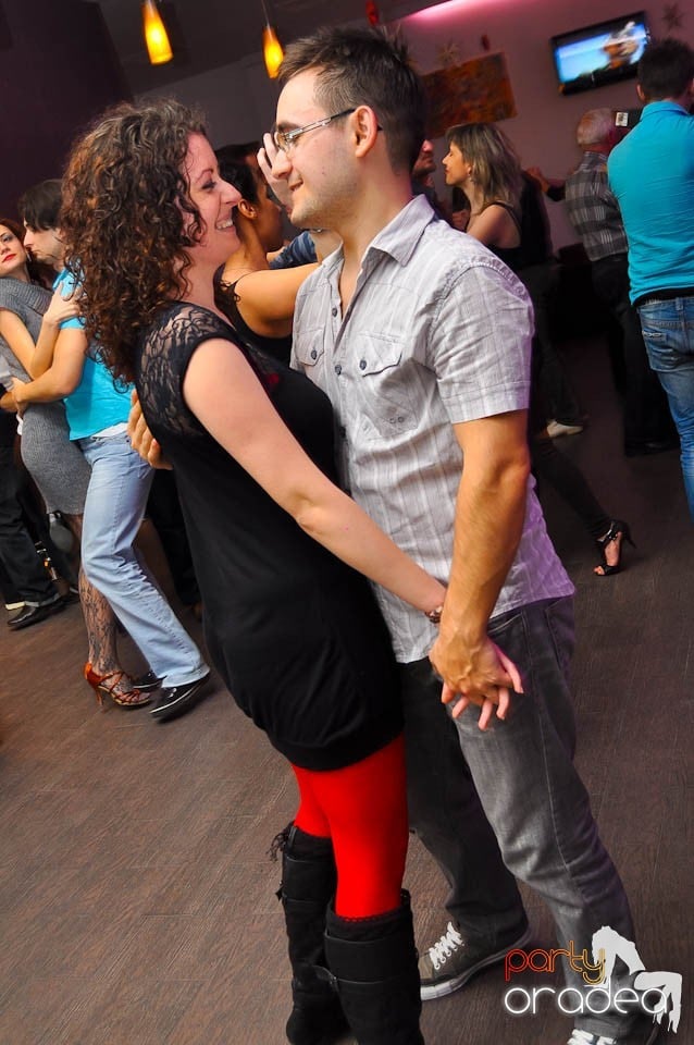 Vineri seara dansăm în Blondy's Art Café, 