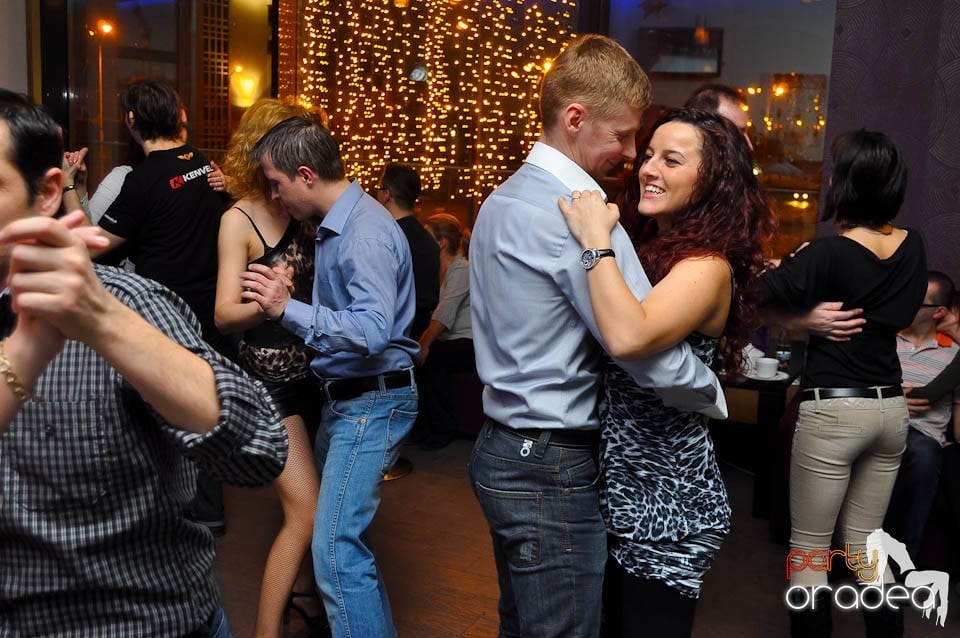 Vineri seara dansăm în Blondy's Art Café, 