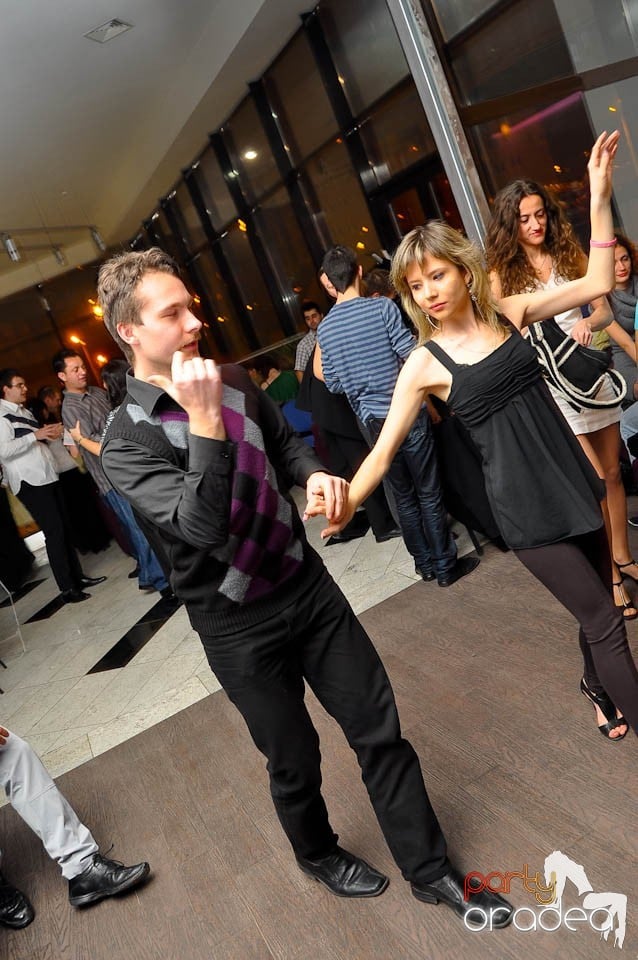 Vineri seara dansăm în Blondy's Art Café, 