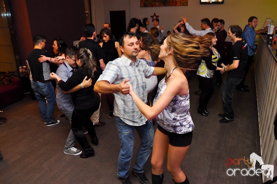 Vineri seara dansăm în Blondy's Art Café, 