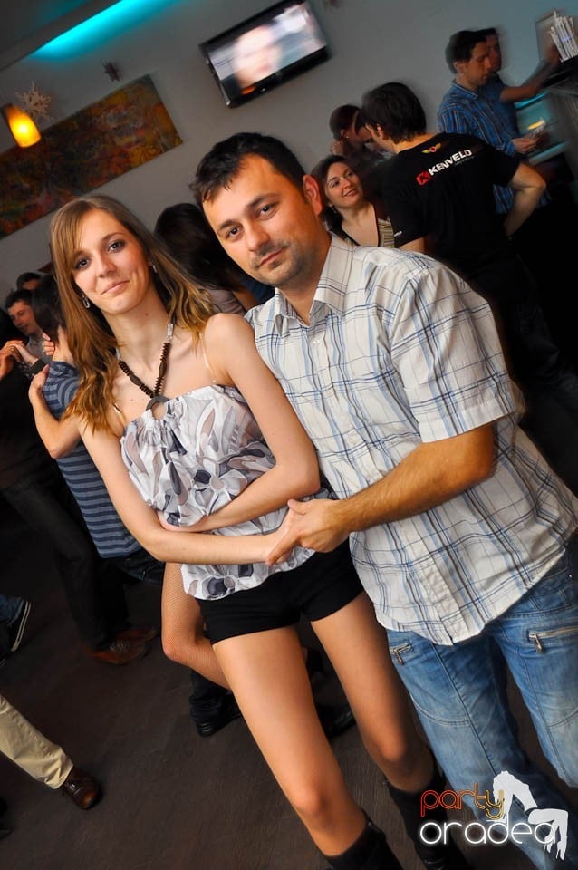 Vineri seara dansăm în Blondy's Art Café, 