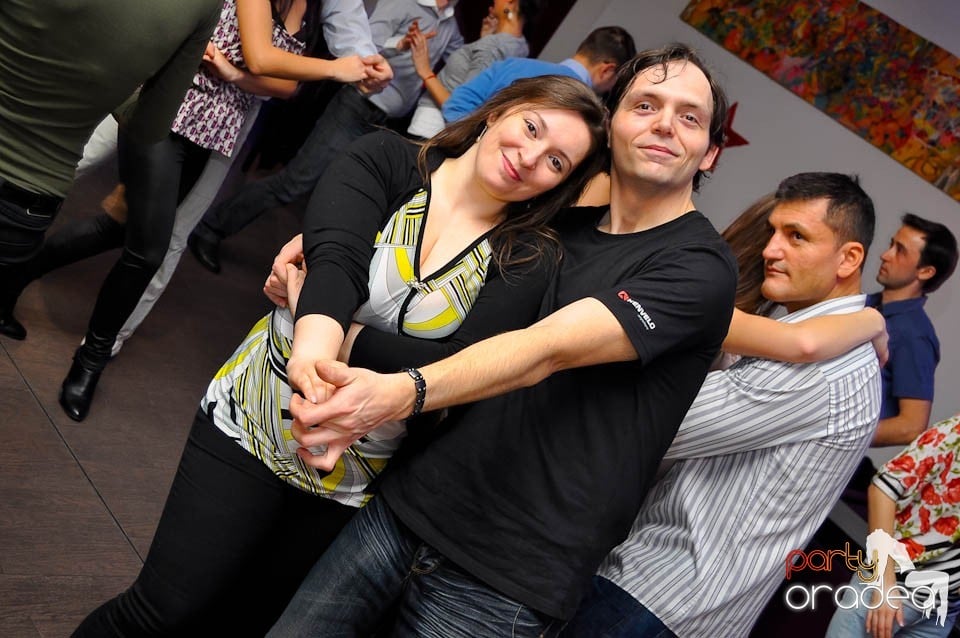 Vineri seara dansăm în Blondy's Art Café, 