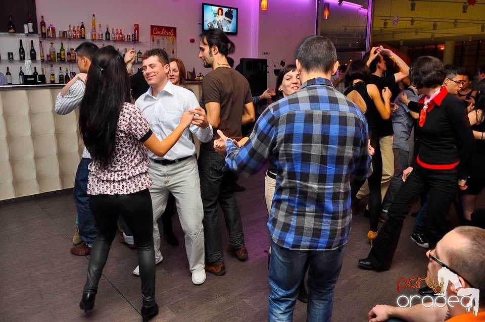 Vineri seara dansăm în Blondy's Art Café, 