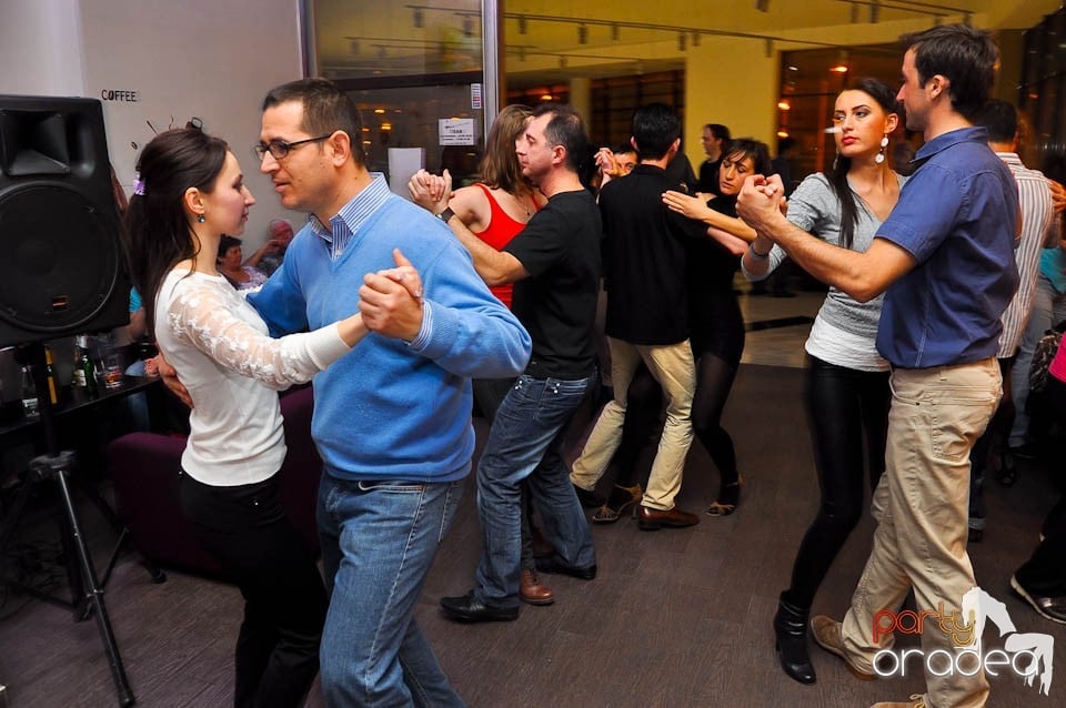 Vineri seara dansăm în Blondy's Art Café, 