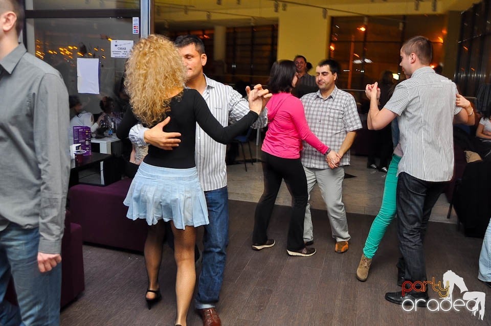 Vineri seara dansăm în Blondy's Art Café, 