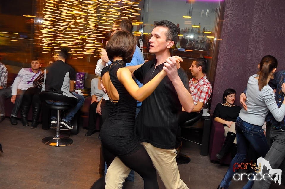 Vineri seara dansăm în Blondy's Art Café, 