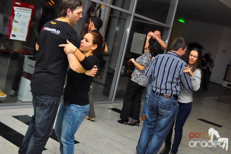 Vineri seara dansăm în Blondy's Art Café, 