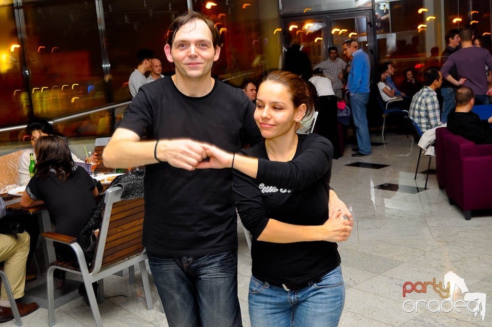 Vineri seara dansăm în Blondy's Art Café, 