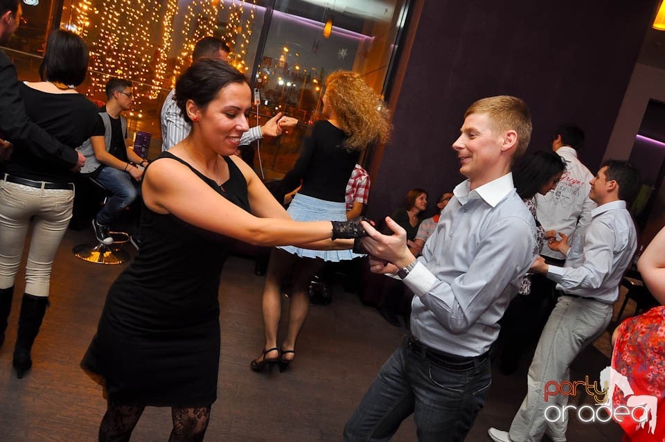 Vineri seara dansăm în Blondy's Art Café, 