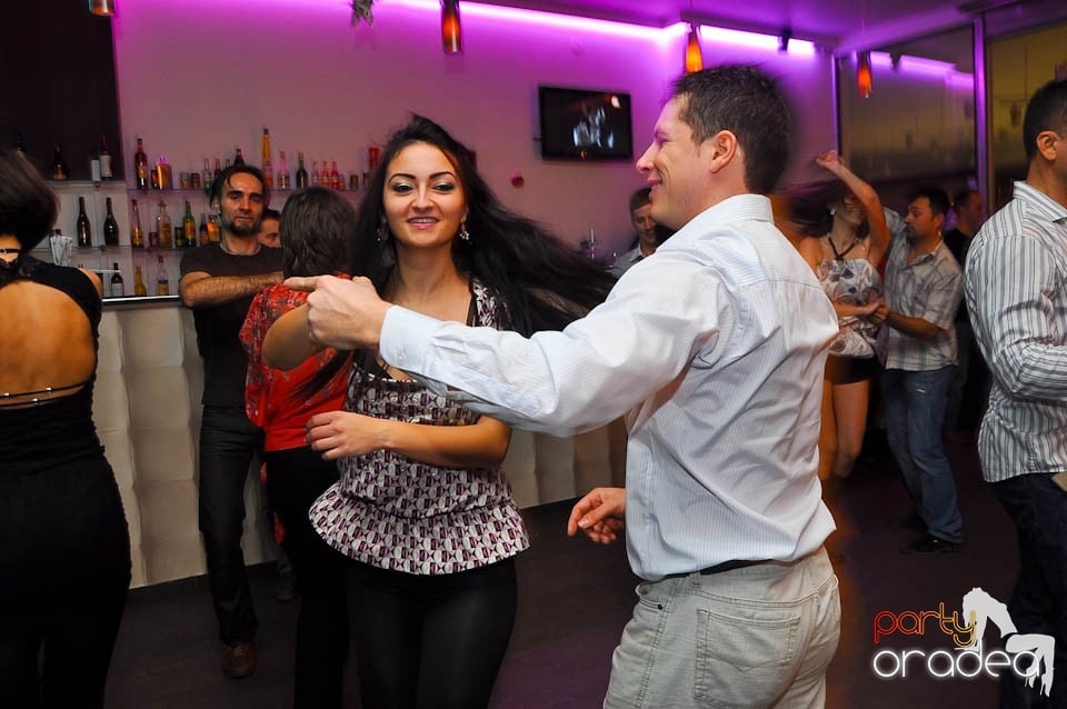 Vineri seara dansăm în Blondy's Art Café, 