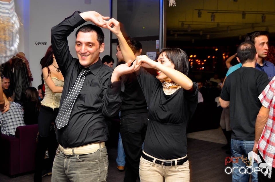 Vineri seara dansăm în Blondy's Art Café, 