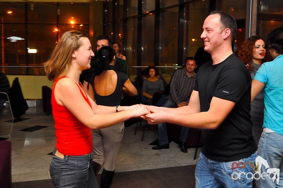 Vineri seara dansăm în Blondy's Art Café, 